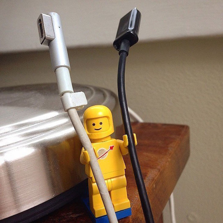 26. Фигурки LEGO также могут пригодиться в решении вопроса с проводами.