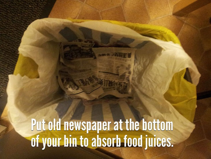 30. Поместите газеты на дно пакета для мусора. Газета впитает всю жидкость от остатков пищи. 