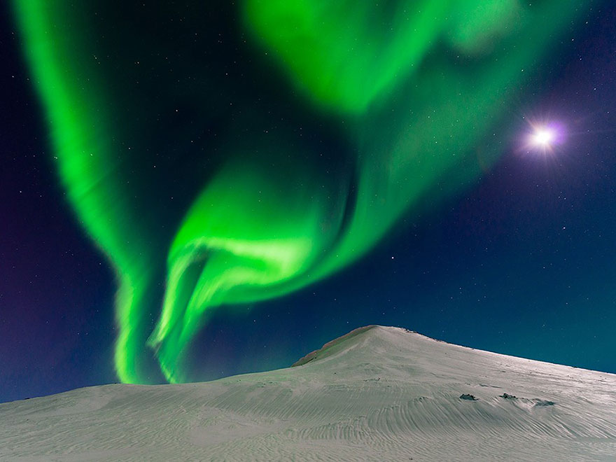 10. Танцы с луной, Исландия. Фото: Эндрю Джордж.