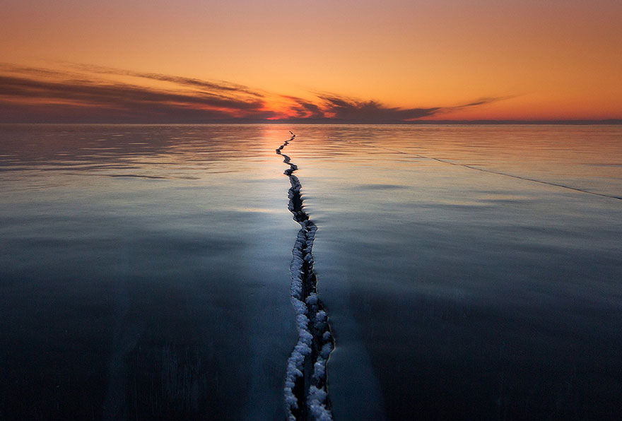 2/ Трещина на льду, Озеро Байкал. Фото: Алексей Трофимов.