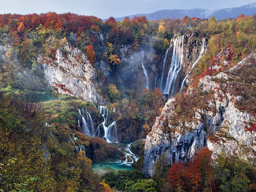 6. Семь осенних водопадов, Плитвицкие озера в Национальном парке Хорватии. 