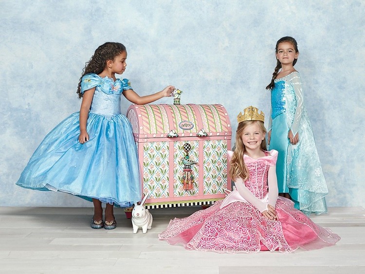 10. Аналогичный сундук с костюмами для девочек. В сундучке можно найти костюмы диснеевских принцесс. 