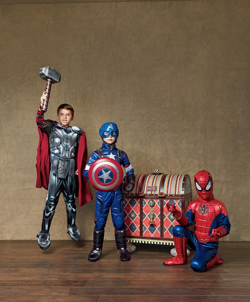 9. Детские костюмы супергероев Марвел (Человек-паук, Тор, Капитан Америка) в сундуке ручной работы. 5 тысяч долларов.