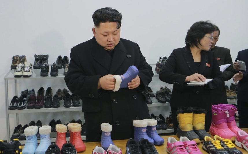 14. Северокорейский лидер Ким Чен Ын во время визита на обувную фабрику в Пхеньяне. 