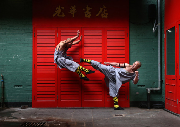 16. Монахи Шаолиня позируют для фотографа в китайском квартале Лондона. 