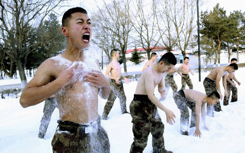 18. Солдаты китайской армии обтирают себя снегом на 30-градусном морозе. 