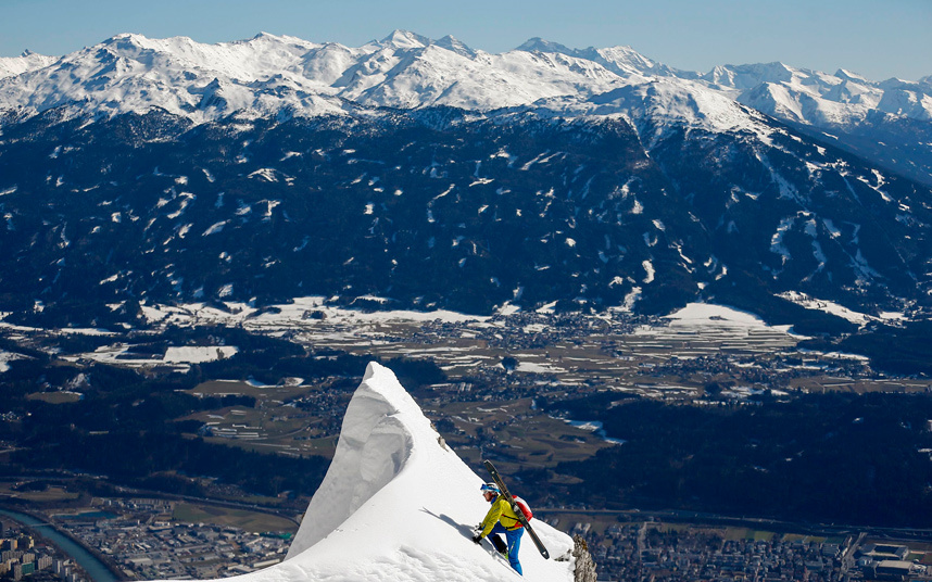 19. Лыжник взбирается на вершину горы, которая возвышается над австрийским городом Инсбруком. Фото: REUTERS / Dominic Ebenbichler. 
