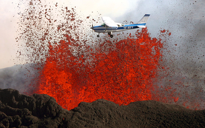 20. Смелый пилот совершает полет над вулканом Бардарбунга в Исландии. Фото: Solent News. 