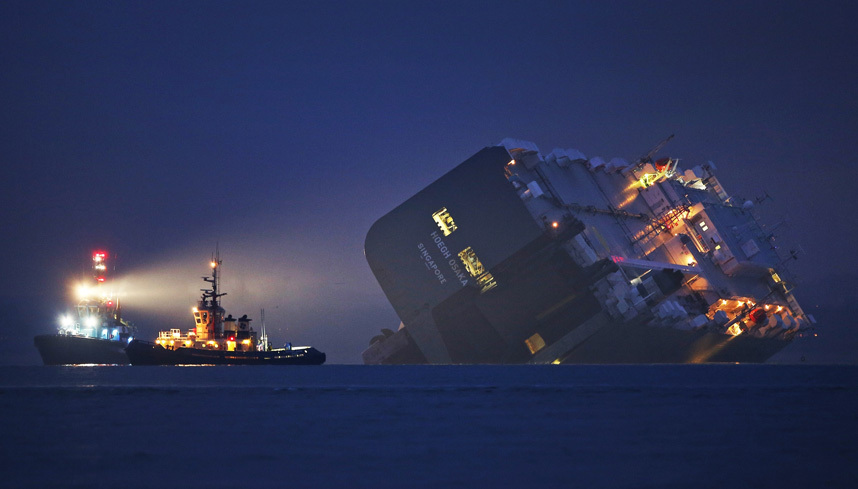 21. Буксировка грузового корабля в Осаке, после того как он сел на мель.