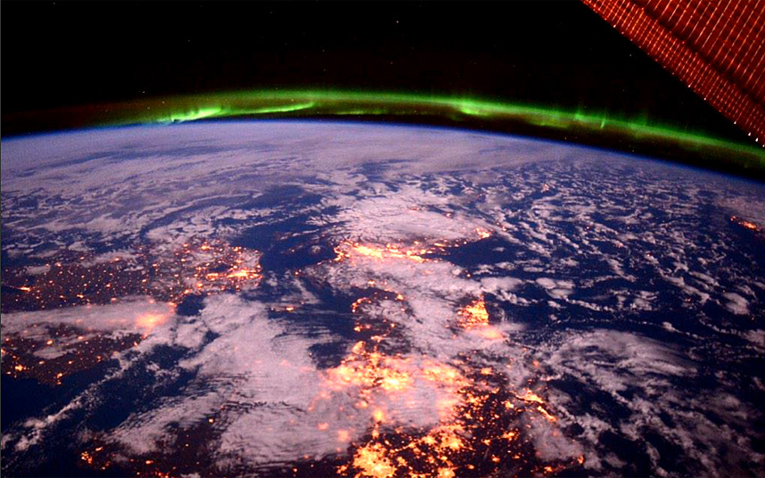 23. Астронавт НАСА Терри Вирц сделал этот красивый снимок пролетая над Британскими островами, запечатлев северное сияние над Шотландией. 