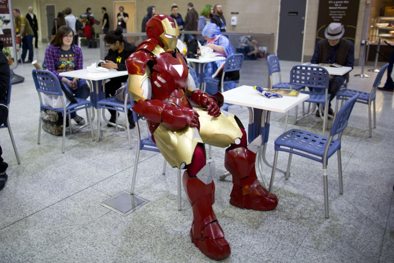 24. Железный человек в лондонской столовой во время проведения ComicCon. 