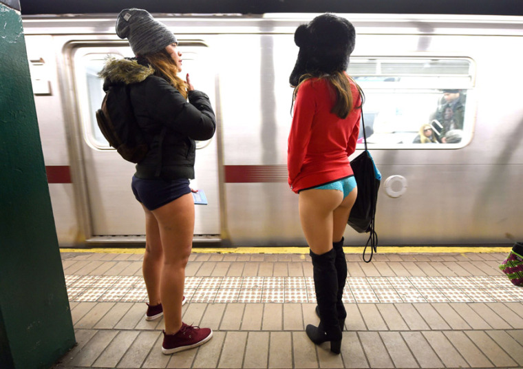 25. Две Нью-Йоркские девушки во время акции «В метро без штанов». 