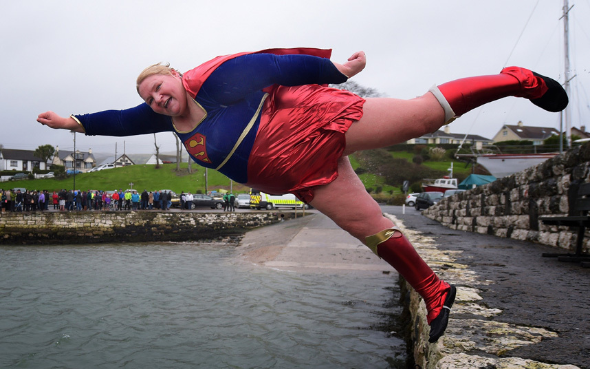 3. Angela McClements прыгает в ледяную воду в Северной Ирландии. 