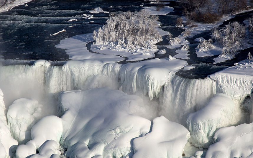 31. Замерзший Ниагарский водопад.