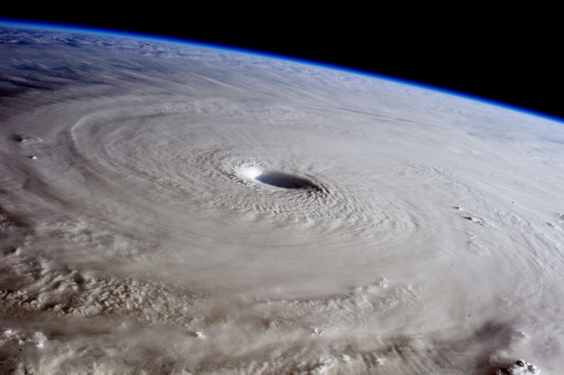1. Супер-тайфун Майсак, сфотографированный астронавтом Самантой Кристофоретти с МКС. 