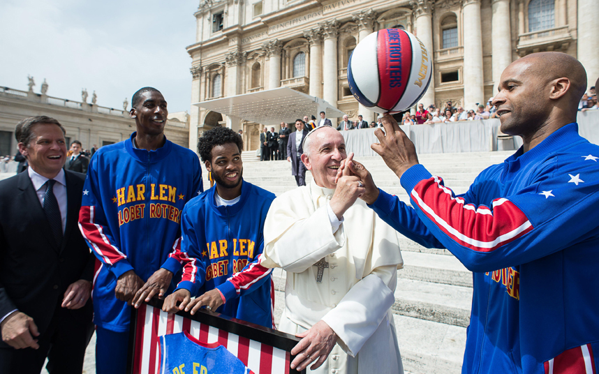 20. Папа Франциск и члены команды баскетбольной команды Harlem в Ватикане.