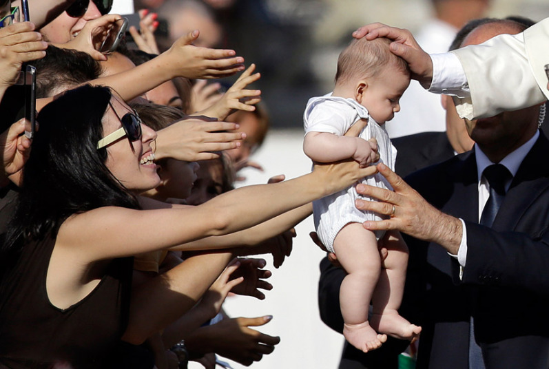 26. Папа Франциск благословляет ребенка. Фото: AP Photo / Gregorio Borgia.