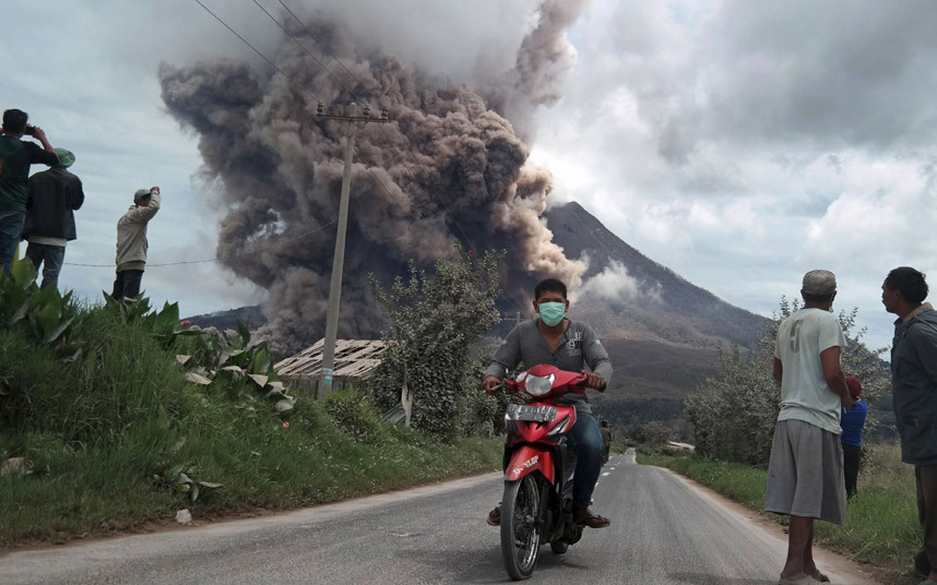 31. Извержение вулкана Синабунг в Индонезии. Фото: REUTERS / Антара Фото / Irsan Mulyadi.