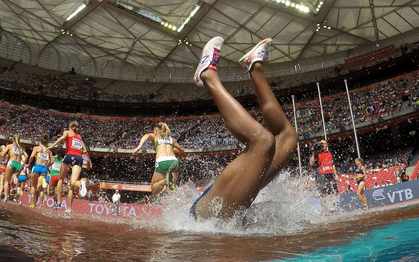 1. Спортсменка Роланда Белл упала в воду во время отборочных соревнований по бегу с препятствиями на дистанцию 3000 метров.