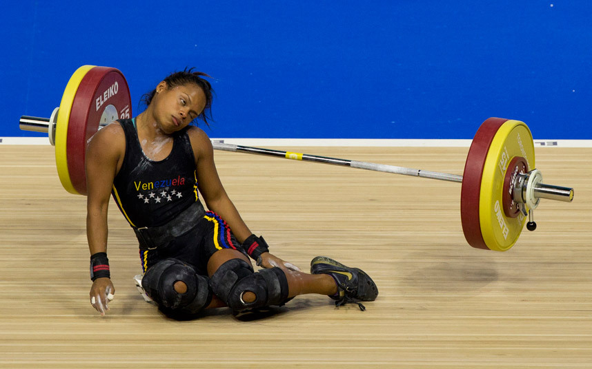 11. Тяжелоатлетка Дженезис Родригес Гомес упала в обморок при подъеме штанги вдвое превышающей ее собственный вес. Тем не менее, Дженезис выиграла серебро.