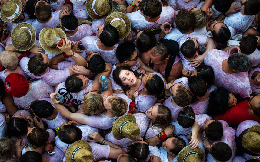 16. Люди наслаждаются атмосферой фестиваля «бега быков» в Сан-Фермин. Фото: Дэвид Рамос.