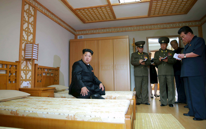 30. Северокорейский лидер Ким Чен Ын во время визита в недавно построенный дом престарелых. Фото: REUTERS. 