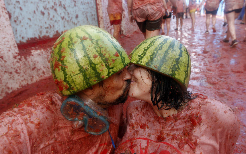 4. Целующаяся пара на фестивале «Битва томатов» в Буньоль, Испания. Фото: EPA / KAI FOERSTERLING. 