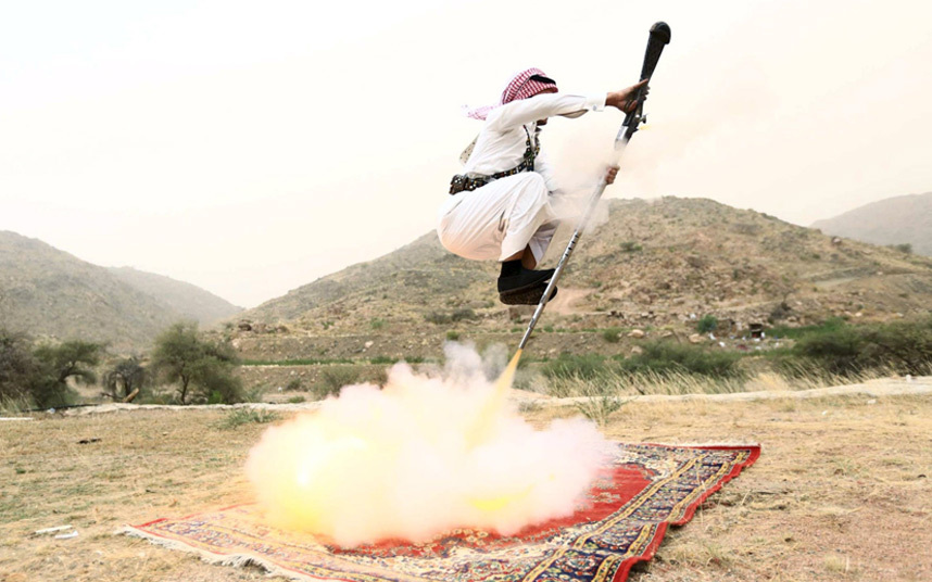 6. Традиционный танец с оружием. Саудовская Аравия. Фото: REUTERS / Mohamed Al Hwaity. 
