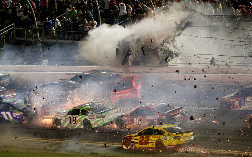 7. Авария на гонке NASCAR Sprint Cup Series в Daytona International Speedway в Дайтона-Бич, штат Флорида. Фото: Патрик Смит / Getty Images.