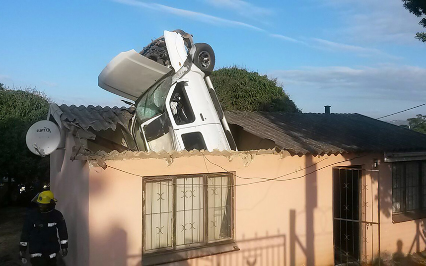8. Автомобиль бросил вызов гравитации. Авария в Дурбане, Южная Африка. Фото: ER24 / BARCROFT.