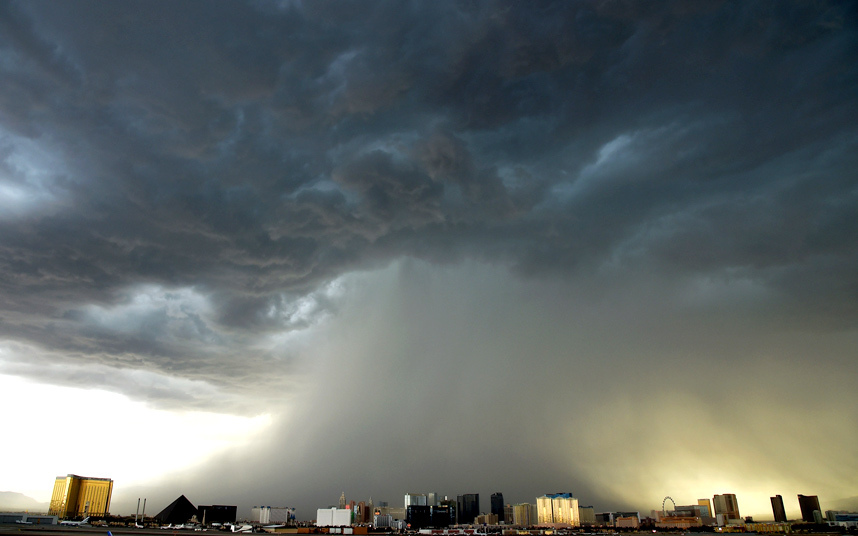 9. Гроза, сильный дождь и град в Лас-Вегасе. Стихия вызвала потопы и аварийное отключение электричества. 