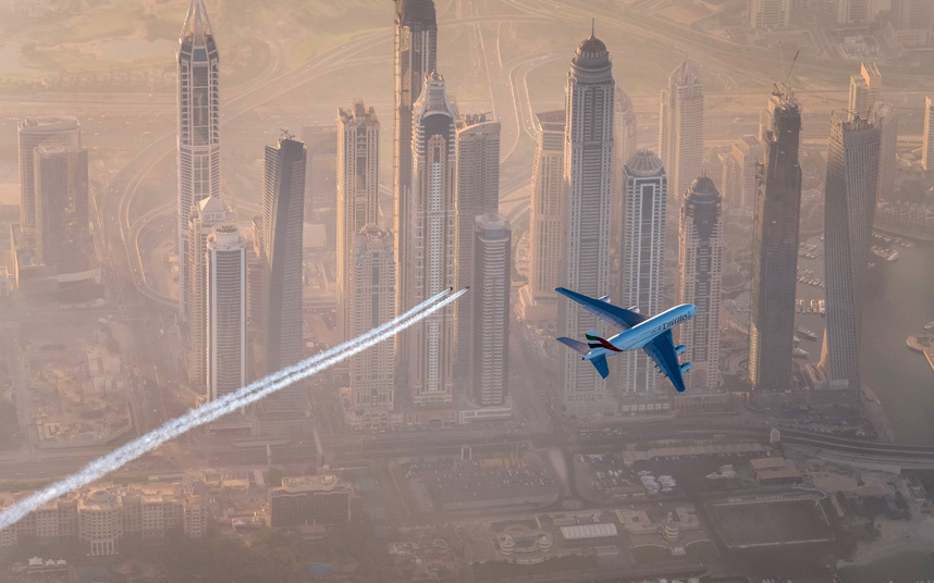 10. Yves Rossy и Vince Reffet пролетают на крылатых реактивных ранцах рядом с Аэробусом A380 Emirates над Дубаи.
