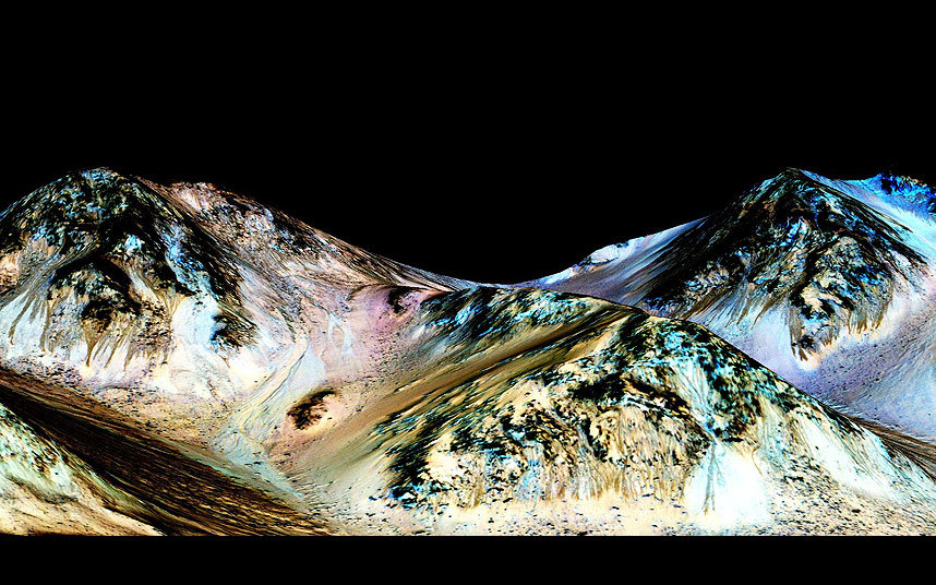 13. НАСА показало изображение, показывающее узкие темные полосы, которые доказывают, что на Марсе есть жидкая вода.