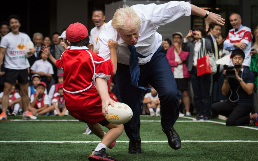 19. Мэр Лондона Борис Джонсон сбивает 10-летнего мальчика во время игры в регби в Токио. 