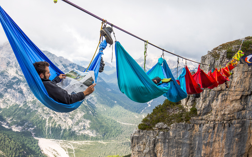 2. Группа туристов отдыхает на высоте более 50 метров над землей. Доломитовые Альпы, Италия. 