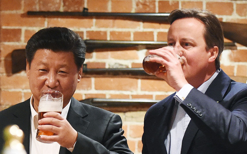 24. Председатель КНР Си Цзиньпин и преьмер-министр Великобритании пьют пиво в пабе.