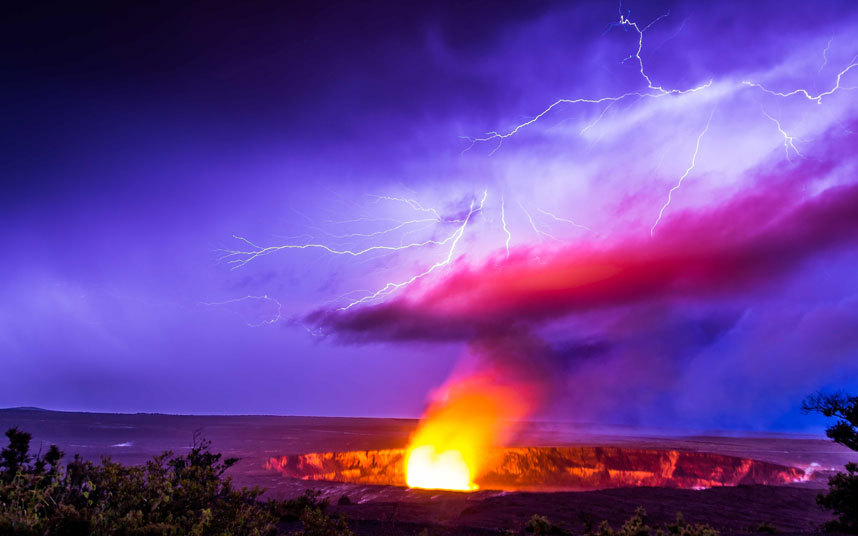 29. Молнии над кратером Halemaumau на Гавайах. 