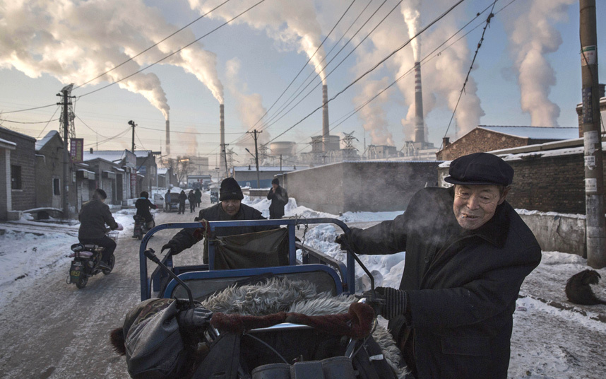 32. Дым от угольных электростанций в Шаньси, Китай.