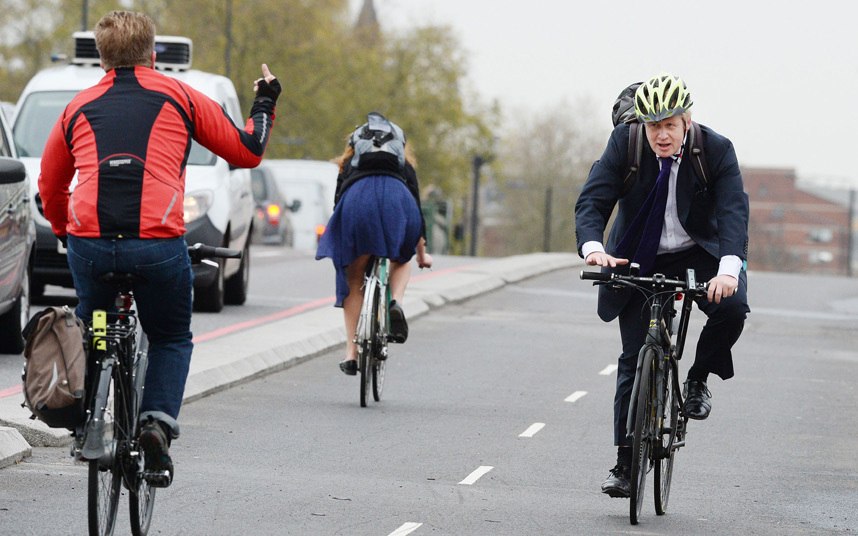 34. Велосипедист показывает средний палец мэру Лондона Борису Джонсону. 