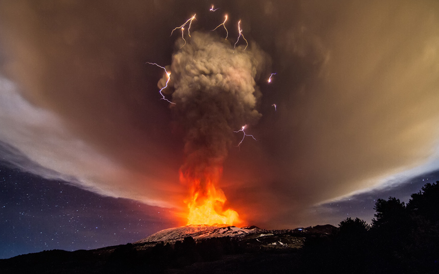 4. Грязная гроза – вспышки молний во время извержения вулкана Этна на острове Сицилия. 