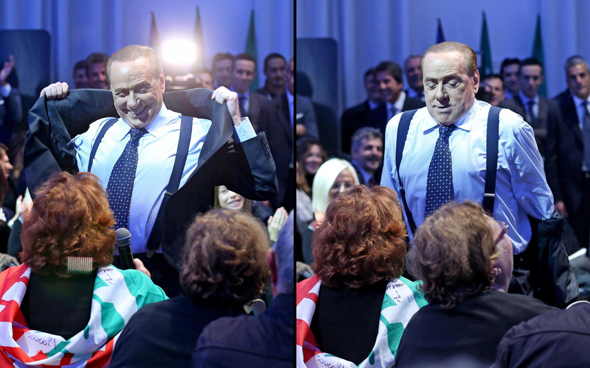 6. Бывший премьер-министр Италии Сильвио Берлускони демонстрирует свои грудные мышцы. 