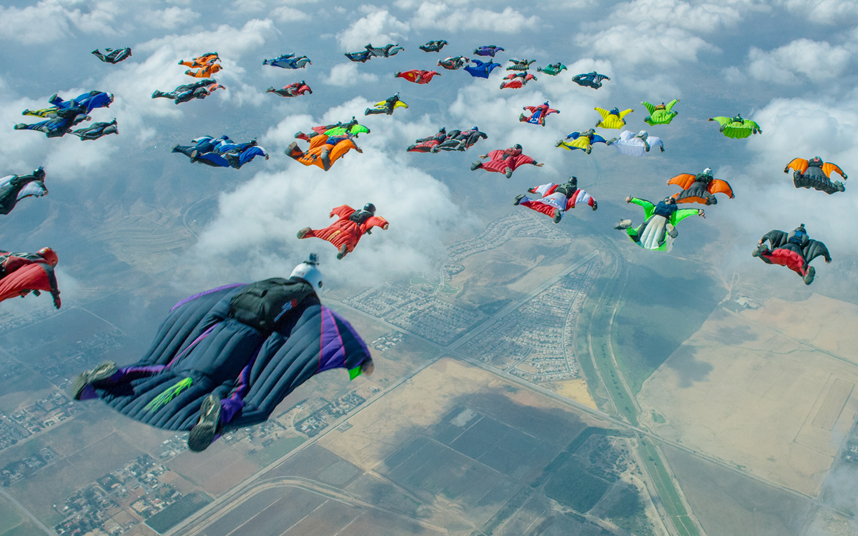 9. Команда из 61 парашютиста на вингсьюте побила мировой рекорд по количеству одновременно летящих на вингсьютах. Фото: BARCROFT СМИ.