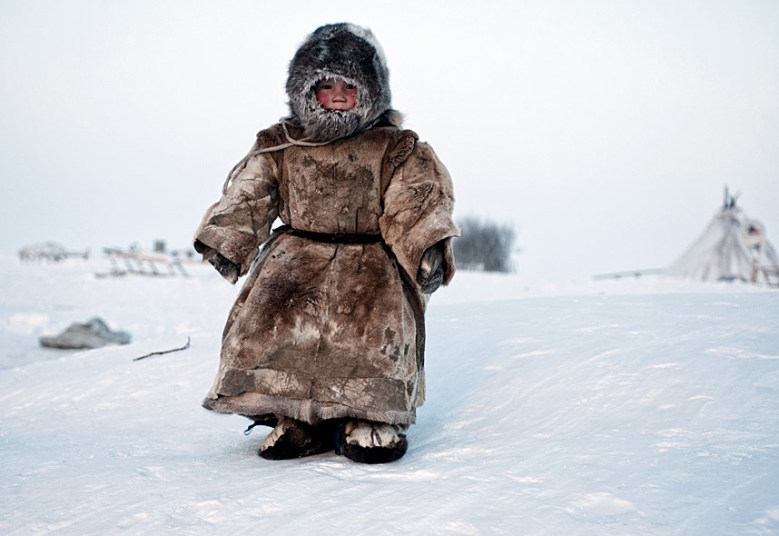 19. Категория: Люди. Ненецкий мальчик в 40-градусный мороз. Фото: Симон Моррис.