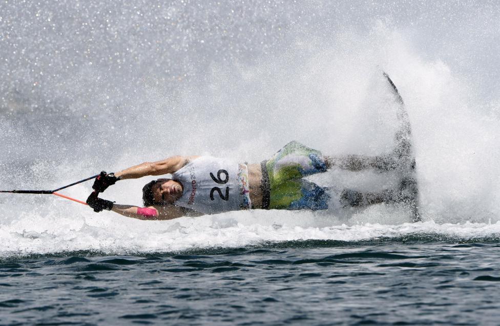 10. Карлос Ламадрид не смог удержаться на водных лыжах во время предварительного тура. 