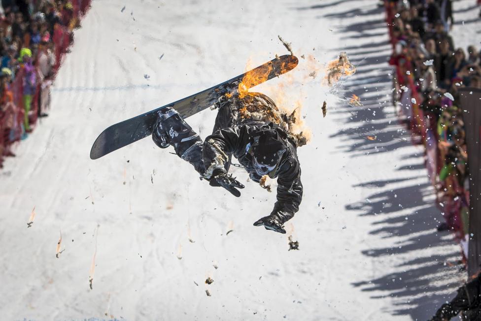 13. Сноубордист выполняет трюк во время фестиваля Red Bull. Курорт Шымбулак, Казахстан (Фото: REUTERS / Shamil Zhumatov).