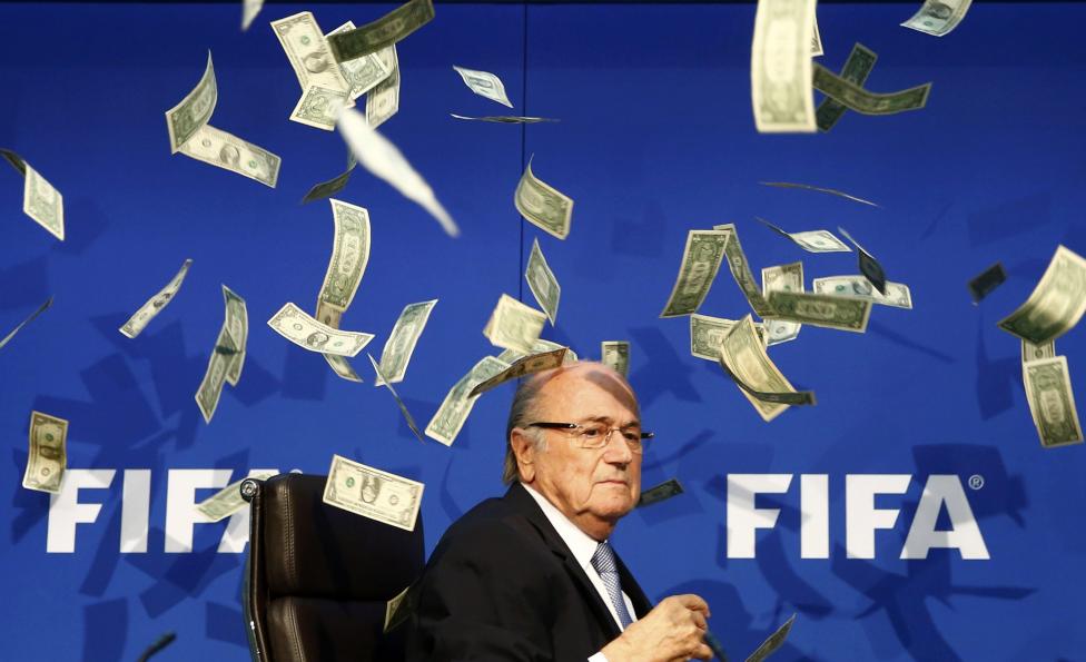 2. Брошенные в исполняющего обязанности президента FIFA Зеппа Блаттера купюры. Напомним, что весной 2015 года разразился крупный коррупционный скандал в FIFA. (Фото: REUTERS Арнд Вигман).