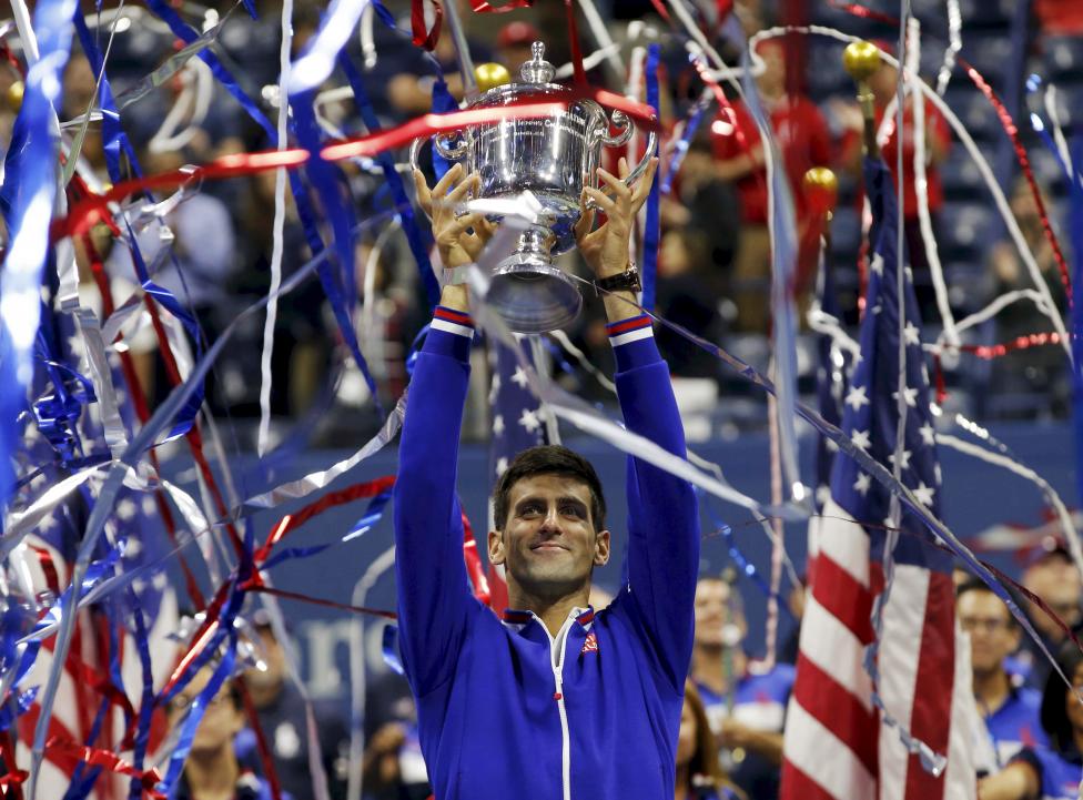 20. Новак Джокович держит кубок после победы над Роджером Федерера, на теннисном турнире US Open Championships в Нью-Йорке. 