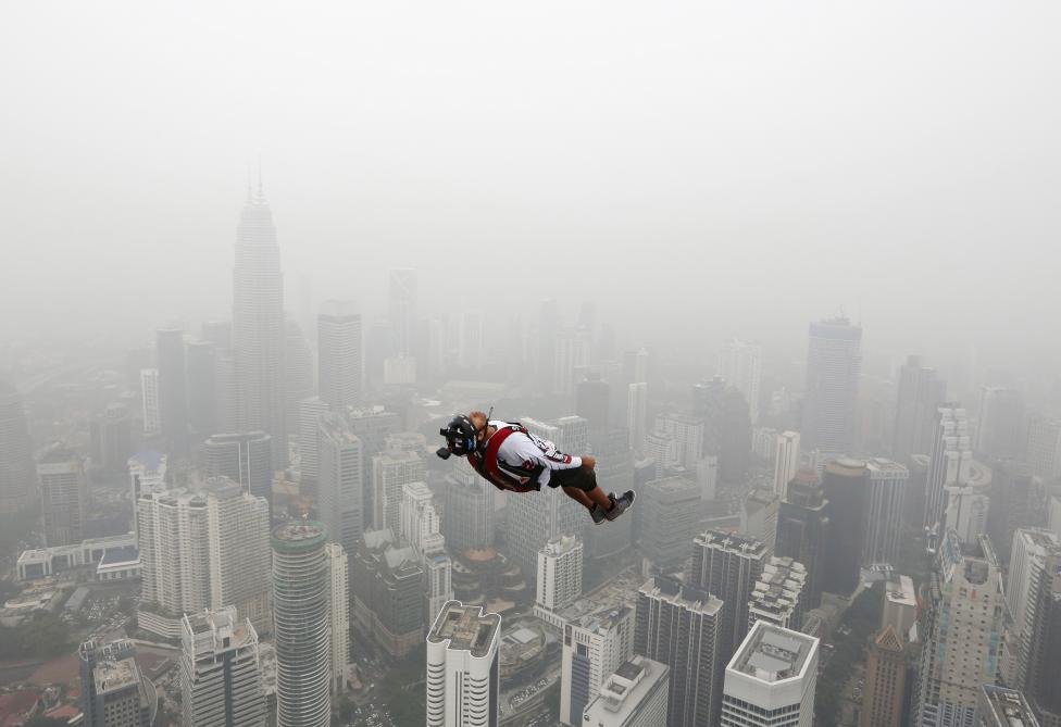 28. Прыжок с 300-метровой башни Куала-Лумпур. (Фото: REUTERS / Olivia Harris).