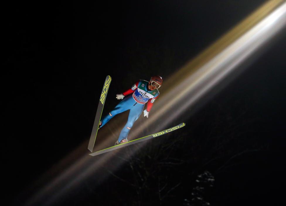 4. Штефан Крафт из Австрии парит в воздухе во время первого тура чемпионата по прыжкам с трамплина в Бишофсхофене. (Фото: REUTERS / Dominic Ebenbichler).