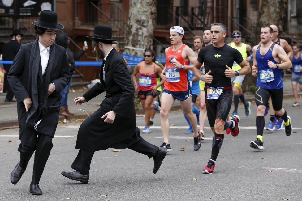 5. Попытка пересечь Bedford Avenue в Уильямсбурге в Бруклине, перед участниками Нью-Йоркского марафона. (Фото: REUTERS / Shannon Stapleton).